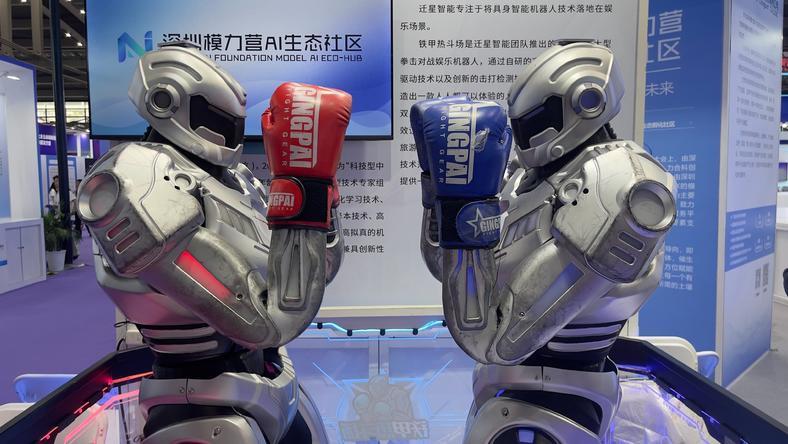 Huxiu carries U.S. AI practitioners' visit notes framing PRC labs as replaying the Toyota-Detroit playbook